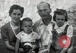 Standbild Donald Zimmermann und Frau mit Zweiten Weltkrieg angenommen Waisen Manila Philippinen, 1945, aus Sekunde 17 historischem Filmmaterial Videoclip 65675038479