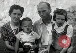 Standbild Donald Zimmermann und Frau mit Zweiten Weltkrieg angenommen Waisen Manila Philippinen, 1945, aus Sekunde 19 historischem Filmmaterial Videoclip 65675038479