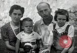 Standbild Donald Zimmermann und Frau mit Zweiten Weltkrieg angenommen Waisen Manila Philippinen, 1945, aus Sekunde 20 historischem Filmmaterial Videoclip 65675038479