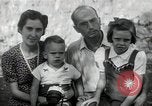 Standbild Donald Zimmermann und Frau mit Zweiten Weltkrieg angenommen Waisen Manila Philippinen, 1945, aus Sekunde 22 historischem Filmmaterial Videoclip 65675038479