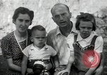 Standbild Donald Zimmermann und Frau mit Zweiten Weltkrieg angenommen Waisen Manila Philippinen, 1945, aus Sekunde 23 historischem Filmmaterial Videoclip 65675038479