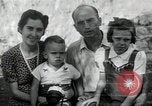 Standbild Donald Zimmermann und Frau mit Zweiten Weltkrieg angenommen Waisen Manila Philippinen, 1945, aus Sekunde 24 historischem Filmmaterial Videoclip 65675038479