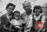 Standbild Donald Zimmermann und Frau mit Zweiten Weltkrieg angenommen Waisen Manila Philippinen, 1945, aus Sekunde 25 historischem Filmmaterial Videoclip 65675038479