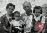 Standbild Donald Zimmermann und Frau mit Zweiten Weltkrieg angenommen Waisen Manila Philippinen, 1945, aus Sekunde 26 historischem Filmmaterial Videoclip 65675038479