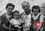 Standbild Donald Zimmermann und Frau mit Zweiten Weltkrieg angenommen Waisen Manila Philippinen, 1945, aus Sekunde 27 historischem Filmmaterial Videoclip 65675038479