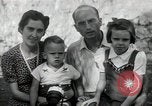 Standbild Donald Zimmermann und Frau mit Zweiten Weltkrieg angenommen Waisen Manila Philippinen, 1945, aus Sekunde 28 historischem Filmmaterial Videoclip 65675038479
