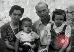 Standbild Donald Zimmermann und Frau mit Zweiten Weltkrieg angenommen Waisen Manila Philippinen, 1945, aus Sekunde 29 historischem Filmmaterial Videoclip 65675038479