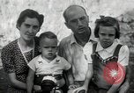 Standbild Donald Zimmermann und Frau mit Zweiten Weltkrieg angenommen Waisen Manila Philippinen, 1945, aus Sekunde 30 historischem Filmmaterial Videoclip 65675038479