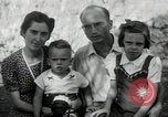Standbild Donald Zimmermann und Frau mit Zweiten Weltkrieg angenommen Waisen Manila Philippinen, 1945, aus Sekunde 31 historischem Filmmaterial Videoclip 65675038479