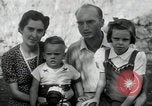 Standbild Donald Zimmermann und Frau mit Zweiten Weltkrieg angenommen Waisen Manila Philippinen, 1945, aus Sekunde 32 historischem Filmmaterial Videoclip 65675038479