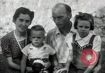 Standbild Donald Zimmermann und Frau mit Zweiten Weltkrieg angenommen Waisen Manila Philippinen, 1945, aus Sekunde 33 historischem Filmmaterial Videoclip 65675038479