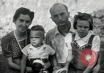 Standbild Donald Zimmermann und Frau mit Zweiten Weltkrieg angenommen Waisen Manila Philippinen, 1945, aus Sekunde 34 historischem Filmmaterial Videoclip 65675038479