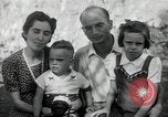 Standbild Donald Zimmermann und Frau mit Zweiten Weltkrieg angenommen Waisen Manila Philippinen, 1945, aus Sekunde 35 historischem Filmmaterial Videoclip 65675038479