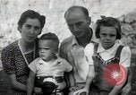 Standbild Donald Zimmermann und Frau mit Zweiten Weltkrieg angenommen Waisen Manila Philippinen, 1945, aus Sekunde 36 historischem Filmmaterial Videoclip 65675038479