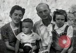 Standbild Donald Zimmermann und Frau mit Zweiten Weltkrieg angenommen Waisen Manila Philippinen, 1945, aus Sekunde 37 historischem Filmmaterial Videoclip 65675038479