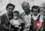 Standbild Donald Zimmermann und Frau mit Zweiten Weltkrieg angenommen Waisen Manila Philippinen, 1945, aus Sekunde 38 historischem Filmmaterial Videoclip 65675038479