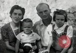 Standbild Donald Zimmermann und Frau mit Zweiten Weltkrieg angenommen Waisen Manila Philippinen, 1945, aus Sekunde 39 historischem Filmmaterial Videoclip 65675038479