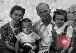 Standbild Donald Zimmermann und Frau mit Zweiten Weltkrieg angenommen Waisen Manila Philippinen, 1945, aus Sekunde 40 historischem Filmmaterial Videoclip 65675038479