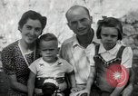 Standbild Donald Zimmermann und Frau mit Zweiten Weltkrieg angenommen Waisen Manila Philippinen, 1945, aus Sekunde 41 historischem Filmmaterial Videoclip 65675038479