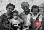 Standbild Donald Zimmermann und Frau mit Zweiten Weltkrieg angenommen Waisen Manila Philippinen, 1945, aus Sekunde 42 historischem Filmmaterial Videoclip 65675038479