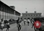 Standbild Kriegsgefangenen Muntilupa Philippinen, 1945, aus Sekunde 51 historischem Filmmaterial Videoclip 65675038480