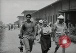 Standbild Kriegsgefangenen Muntilupa Philippinen, 1945, aus Sekunde 56 historischem Filmmaterial Videoclip 65675038480