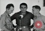 Image Leopold Damrosch et Ned Davenport internés libérés Muntinlupa Philippines, 1945, de la seconde 9 séquences d'archives historiques vidéo 65675038482