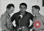 Image Leopold Damrosch et Ned Davenport internés libérés Muntinlupa Philippines, 1945, de la seconde 11 séquences d'archives historiques vidéo 65675038482
