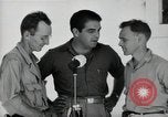 Image Leopold Damrosch et Ned Davenport internés libérés Muntinlupa Philippines, 1945, de la seconde 24 séquences d'archives historiques vidéo 65675038482