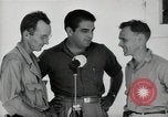 Image Leopold Damrosch et Ned Davenport internés libérés Muntinlupa Philippines, 1945, de la seconde 25 séquences d'archives historiques vidéo 65675038482
