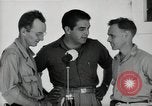 Image Leopold Damrosch et Ned Davenport internés libérés Muntinlupa Philippines, 1945, de la seconde 26 séquences d'archives historiques vidéo 65675038482