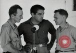 Image Leopold Damrosch et Ned Davenport internés libérés Muntinlupa Philippines, 1945, de la seconde 27 séquences d'archives historiques vidéo 65675038482