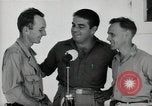 Image Leopold Damrosch et Ned Davenport internés libérés Muntinlupa Philippines, 1945, de la seconde 34 séquences d'archives historiques vidéo 65675038482