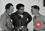 Image Leopold Damrosch et Ned Davenport internés libérés Muntinlupa Philippines, 1945, de la seconde 46 séquences d'archives historiques vidéo 65675038482