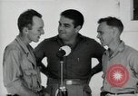 Image Leopold Damrosch et Ned Davenport internés libérés Muntinlupa Philippines, 1945, de la seconde 52 séquences d'archives historiques vidéo 65675038482