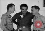 Image Leopold Damrosch et Ned Davenport internés libérés Muntinlupa Philippines, 1945, de la seconde 62 séquences d'archives historiques vidéo 65675038482