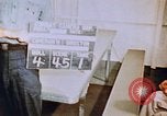 Standbild Matrosen Essen auf USS Boxer Korea, 1953, aus Sekunde 1 historischem Filmmaterial Videoclip 65675038543