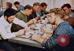Standbild Matrosen Essen auf USS Boxer Korea, 1953, aus Sekunde 3 historischem Filmmaterial Videoclip 65675038543