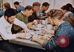 Standbild Matrosen Essen auf USS Boxer Korea, 1953, aus Sekunde 7 historischem Filmmaterial Videoclip 65675038543