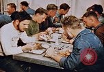 Standbild Matrosen Essen auf USS Boxer Korea, 1953, aus Sekunde 8 historischem Filmmaterial Videoclip 65675038543