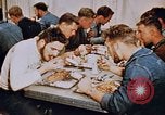 Standbild Matrosen Essen auf USS Boxer Korea, 1953, aus Sekunde 9 historischem Filmmaterial Videoclip 65675038543