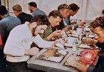 Standbild Matrosen Essen auf USS Boxer Korea, 1953, aus Sekunde 11 historischem Filmmaterial Videoclip 65675038543
