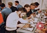 Standbild Matrosen Essen auf USS Boxer Korea, 1953, aus Sekunde 12 historischem Filmmaterial Videoclip 65675038543