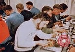 Standbild Matrosen Essen auf USS Boxer Korea, 1953, aus Sekunde 13 historischem Filmmaterial Videoclip 65675038543