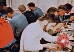 Standbild Matrosen Essen auf USS Boxer Korea, 1953, aus Sekunde 14 historischem Filmmaterial Videoclip 65675038543