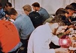 Standbild Matrosen Essen auf USS Boxer Korea, 1953, aus Sekunde 15 historischem Filmmaterial Videoclip 65675038543
