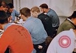 Standbild Matrosen Essen auf USS Boxer Korea, 1953, aus Sekunde 17 historischem Filmmaterial Videoclip 65675038543