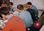 Standbild Matrosen Essen auf USS Boxer Korea, 1953, aus Sekunde 18 historischem Filmmaterial Videoclip 65675038543
