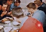 Standbild Matrosen Essen auf USS Boxer Korea, 1953, aus Sekunde 20 historischem Filmmaterial Videoclip 65675038543