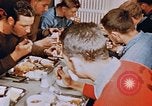 Standbild Matrosen Essen auf USS Boxer Korea, 1953, aus Sekunde 21 historischem Filmmaterial Videoclip 65675038543